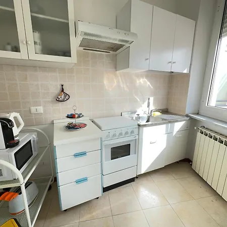 Private Garage 5 Minutes' Walk To The Apartman San Remo